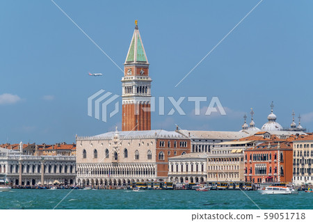 Tourists sightseeing in Venice's most famous square San Marco 59051718