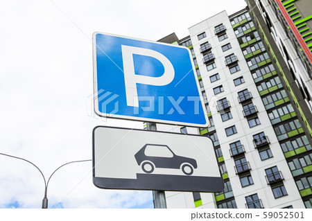 Bottom view of roadsign Method of parking vehicle against highrise 59052501