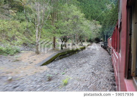 日本最好的未開發車站之一大森站的火車窗 59057936