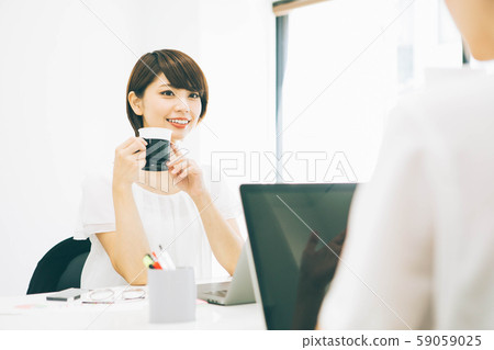 女人和同事聊天 女人和同事聊天 59059025