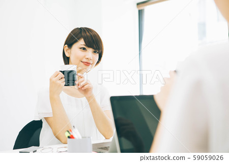 女人和同事聊天 女人和同事聊天 59059026