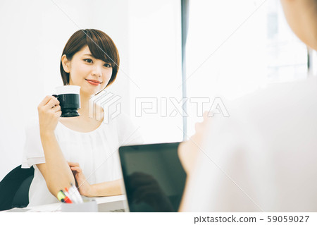 女人和同事聊天 女人和同事聊天 59059027