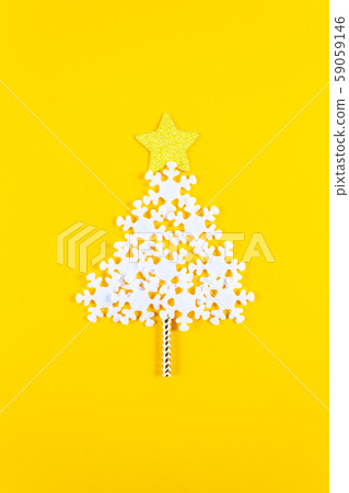 Creative Christmas tree made of white snowflakes. 59059146
