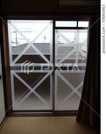 用固化膠帶加固的窗戶玻璃為迎接颱風做準備 59060863