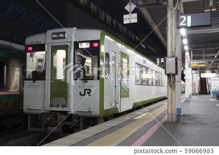 東日本因颱風破壞而進行的非常規飛行：東北幹線Kiha 110停在郡山站 59066983