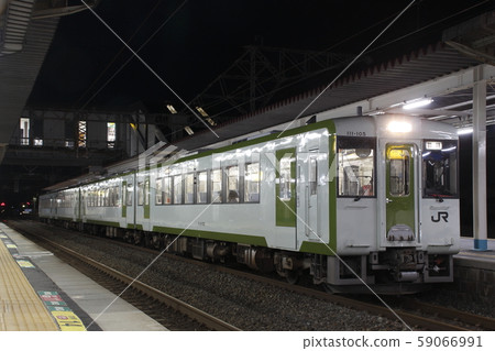 東日本因颱風破壞而進行的非常規飛行：東北幹線Kiha 110停在郡山站 59066991