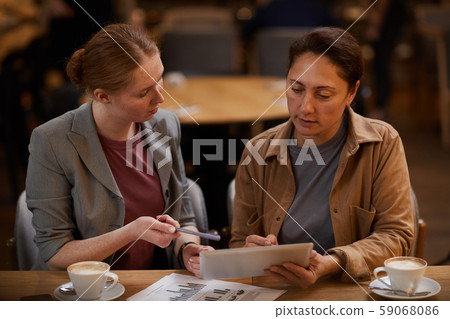Business people using tablet pc in work Business people using tablet pc in work 59068086