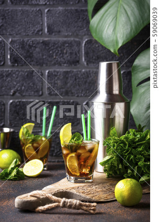 Cuba libre cocktail with mint and lime 59069039