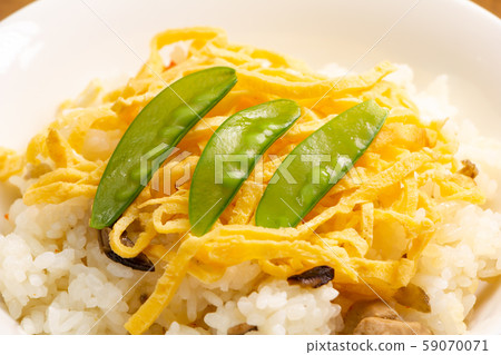 Rose sushi. 59070071