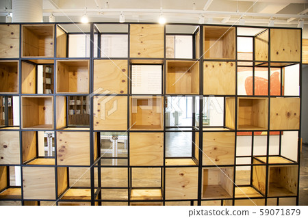 內部設有鋼框架上的木箱 內部設有鋼框架上的木箱 59071879