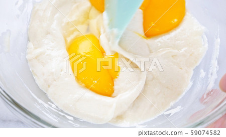 Batter blending making cake stirring mixing batter バッター mixing yolk ケーキ作り 59074582