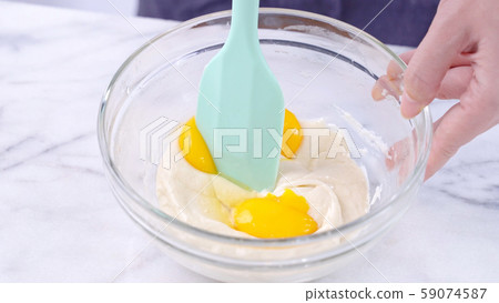 Batter blending making cake stirring mixing batter バッター mixing yolk ケーキ作り 59074587