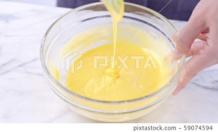 Batter blending making cake stirring mixing batter バッター mixing yolk ケーキ作り 59074594