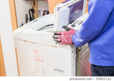 Carry a broken washing machine 59083122