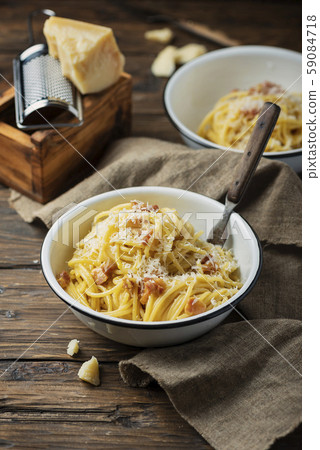 Traditional italia spaghetti carbonara 59084718