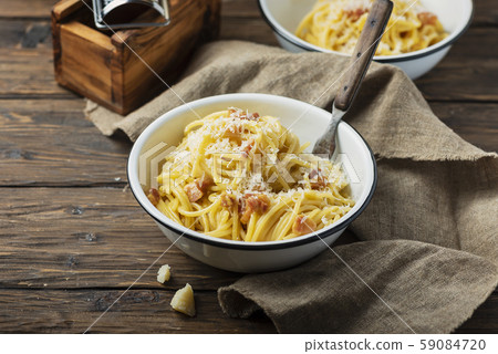 Traditional italia spaghetti carbonara 59084720