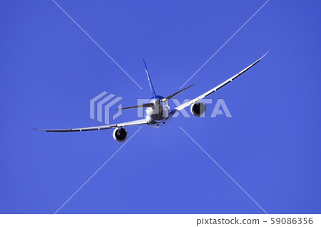 噴氣客機起飛並轉彎 噴氣客機起飛並轉彎 59086356