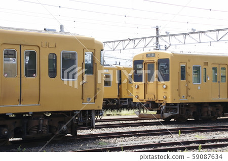 Series 105 detained at Shimonoseki General Vehicle Station 59087634