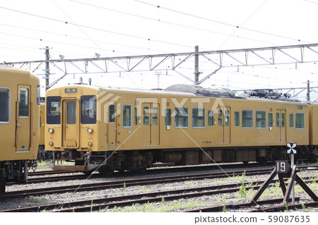 Series 105 detained at Shimonoseki General Vehicle Station 59087635