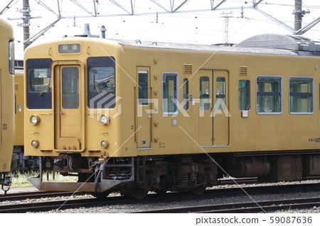 Series 105 detained at Shimonoseki General Vehicle Station 59087636