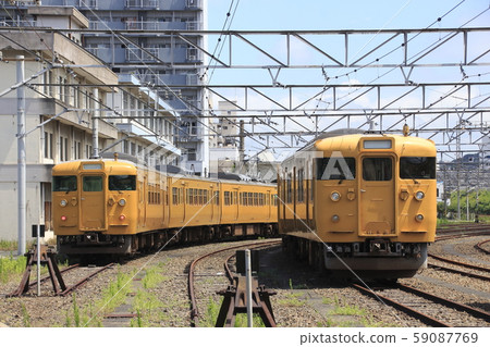 Series 115 detained at Shimonoseki General Vehicle Station 59087769