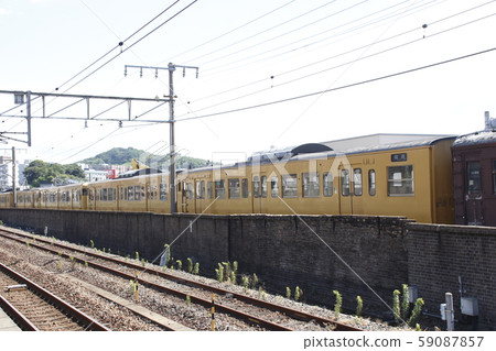 火車在JR Mibu工廠等待拆除 火車在JR Mibu工廠等待拆除 59087857