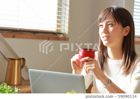 女人用杯子和白日夢帶著微笑1 59090114