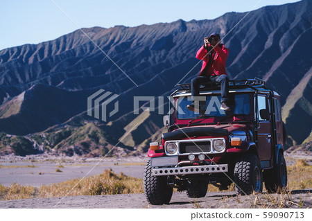 Male tourists stay 4x4 Car service for sight 59090713