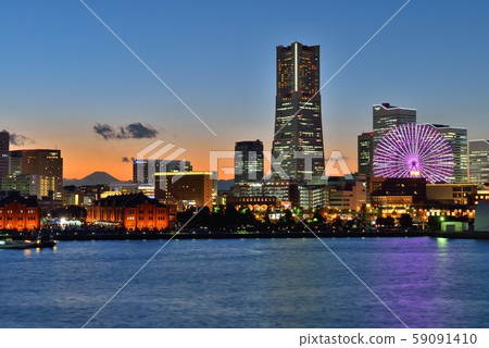 Fuji Minato Mirai evening view and Mt. Fuji 59091410