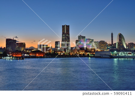 Fuji Minato Mirai evening view and Mt. Fuji 59091411