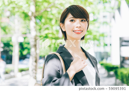通勤的商界女強人 通勤的商界女強人 59095391