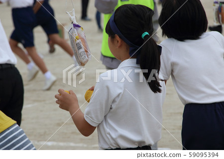 Citizen athletic festival Bread eating competition 59095394