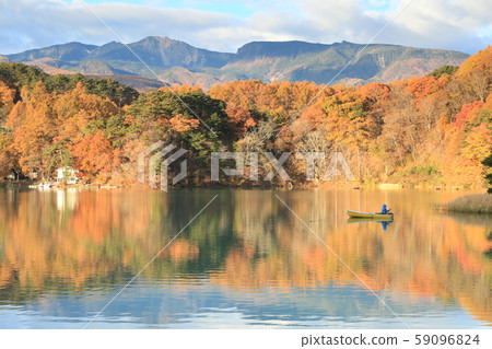 Lake Matsubara colored leaves Lake Matsubara colored leaves 59096824
