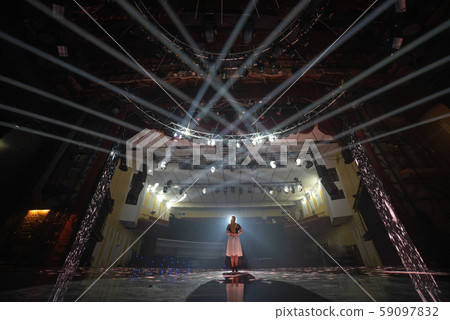 forces the artist on stage 59097832