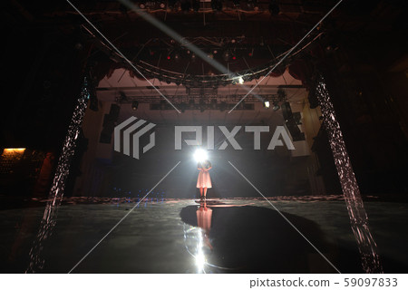 forces the artist on stage forces the artist on stage 59097833