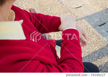 Senior citizen Senior citizen 59100227