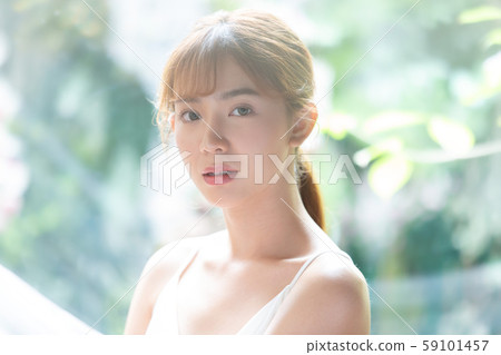 女性秀麗新綠色 59101457