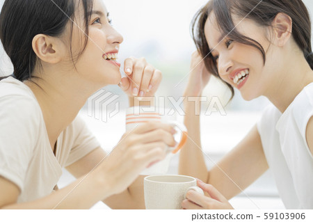 Woman friend conversation 59103906