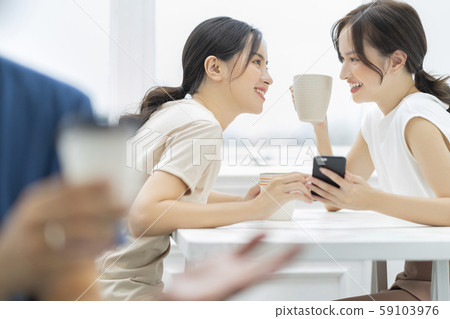 Woman friend conversation 59103976