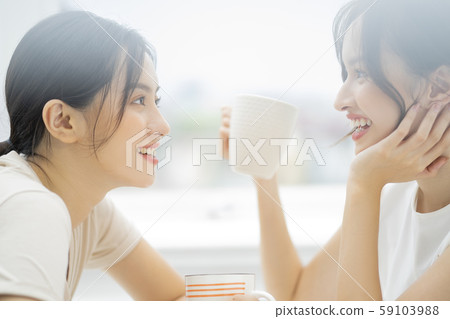 Woman friend conversation 59103988