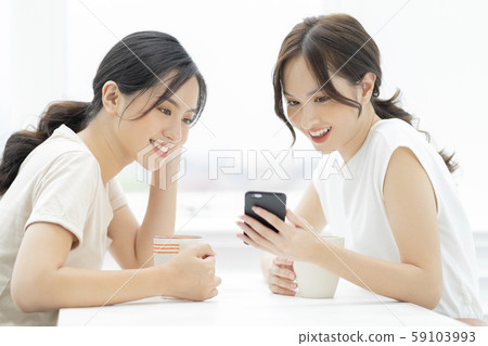 Woman friend conversation 59103993