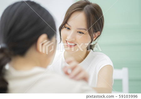 Woman friend conversation 59103996