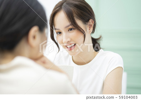 Woman friend conversation 59104003