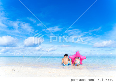 在海裡游泳 在海裡游泳 59106359