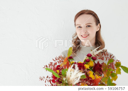 一束年輕的外國女子 59106757