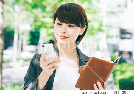 檢查日程表的女商人 檢查日程表的女商人 59110995