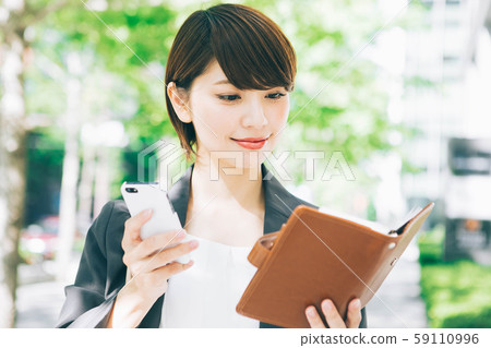 檢查日程表的女商人 59110996