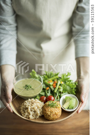 一盤菜糙米蔬菜 59115563