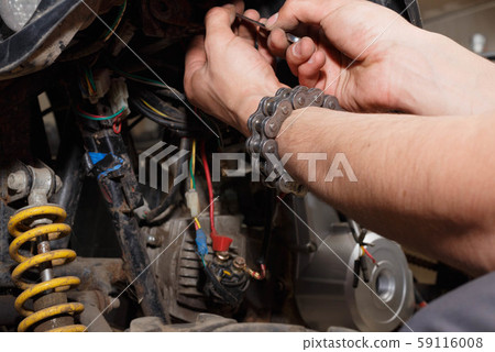 The master conducts disassembly of equipment for maintenance. 59116008
