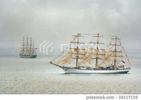 Sailing Ships in the Sea 59117159